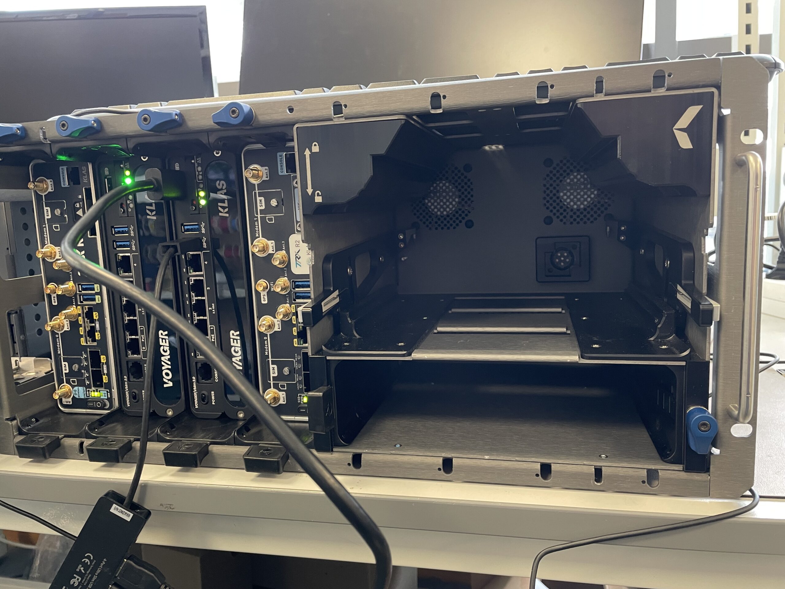 Voyager, the only TrueTactical™ Chassis for the edge 2 Example of a Voyager Chassis with vendor-specific radio brackets installed